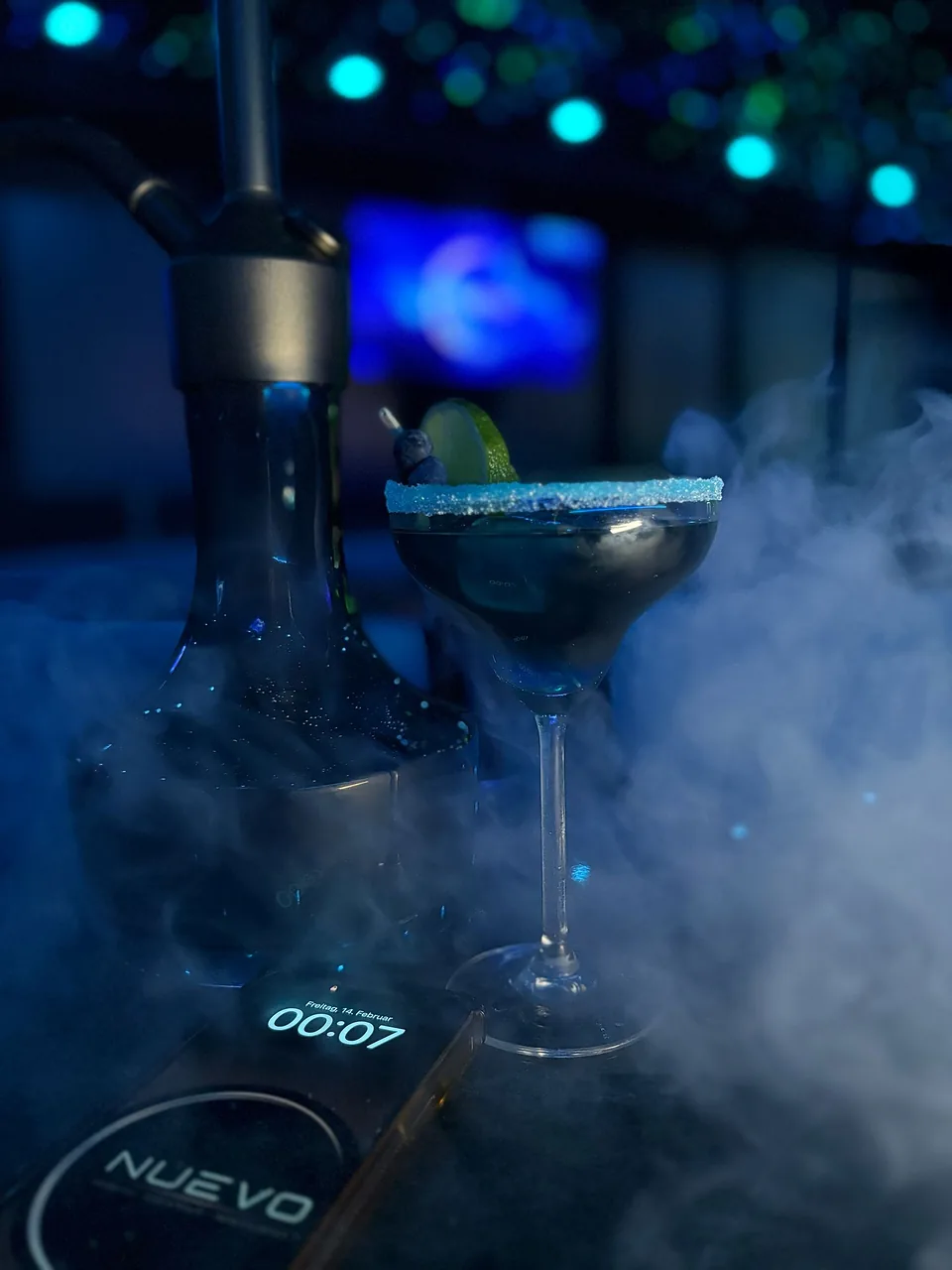 Blauer Cocktail mit Nebel