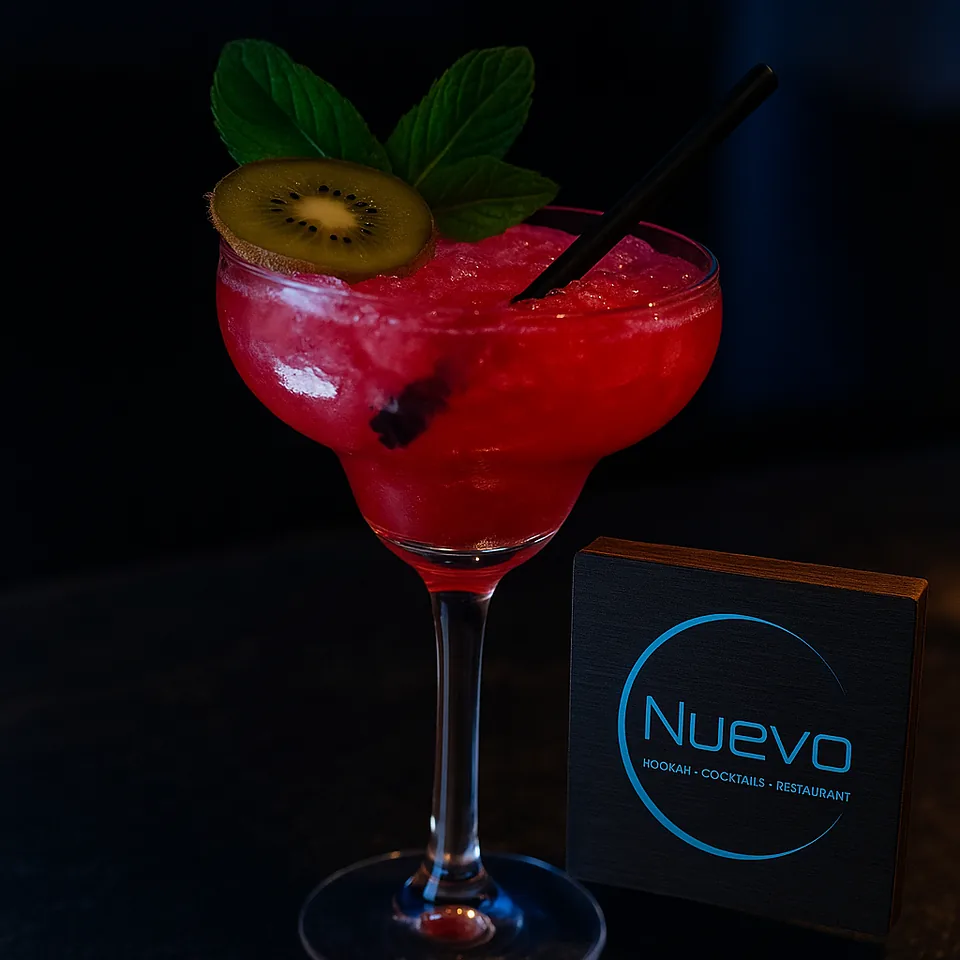 Roter Frozen-Cocktail mit Kiwi