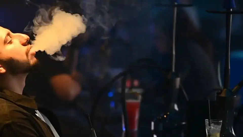 Gast mit Shisha an einem Abend im NUEVO