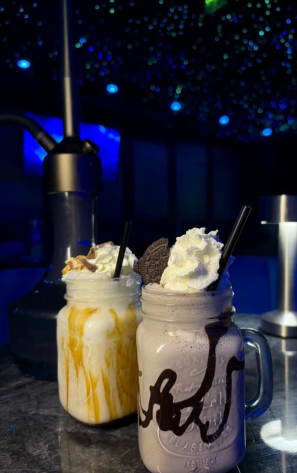 Zwei Milchshakes mit Sahne