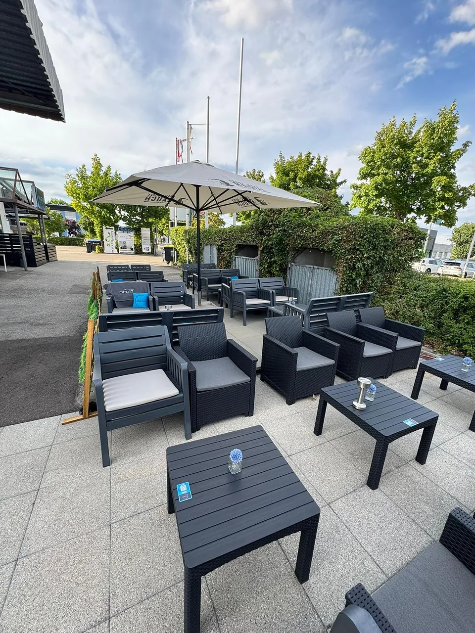 Lounge-Sessel und Tische auf der Terrasse